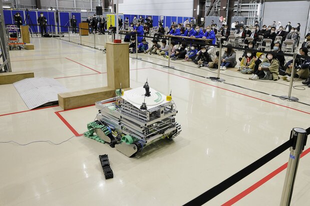 La Escuela Tecnológica Superior de Ichinoseki (Iwate), cuya oruga se dañó al poco de empezar, ganó un premio especial por su mecanismo para mover el bolígrafo en forma espiral.