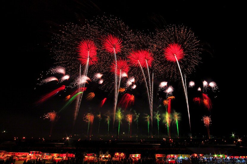 Every year is an elaborately planned show of fireworks provided by the organizers. At Ōmagari, although the main event is the fireworks launched by the competitors, local companies and the organizers launch fireworks too.