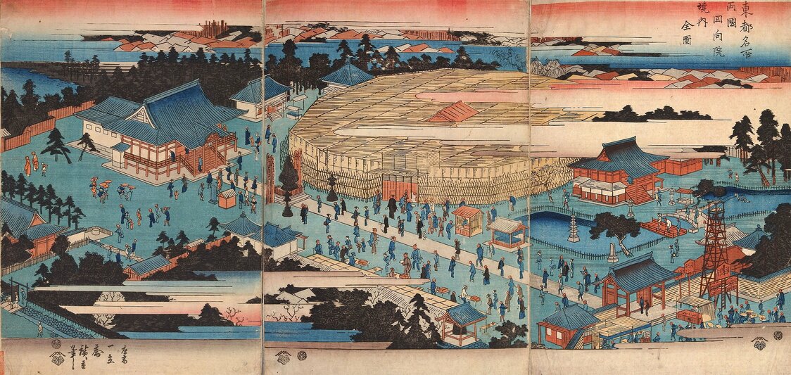 1842（天保13）年　広重筆の『東都名所両国回向院境内全図』（東京都立中央図書館特別文庫室所蔵）は、相撲興行中の風景を描いている。国技館建設以前は、境内南側に場所ごとに大きな仮設会場が作られ、西側の山門横に太鼓櫓が立った。現在の回向院山門は、この絵の左下（北側）付近となる