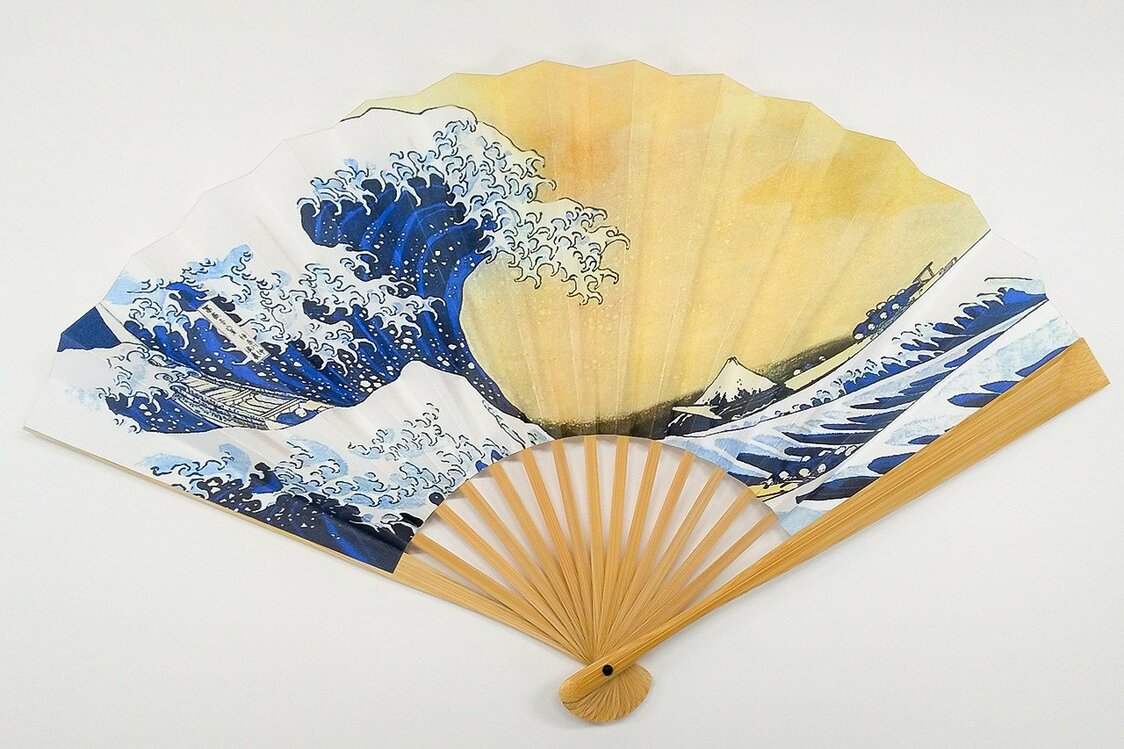 江戶摺扇。《神奈川衝浪裡》，浮世繪《富岳三十六景》系列作品之一，葛飾北齋繪（伊場仙）