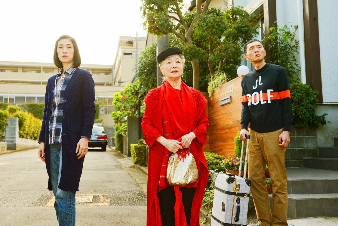 同居することになった姑の芳乃（草笛光子・中央）　©2021映画『老後の資金がありません！』製作委員会