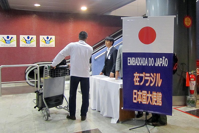 レシフェの空港の到着エリアに設置された日本総領事館レシフェ臨時駐在所のブース（著者撮影）