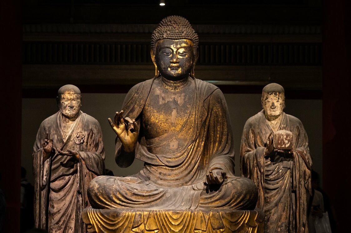 北圆堂本尊弥勒如来坐像。两侧是无著菩萨立像（右）与世亲菩萨立像