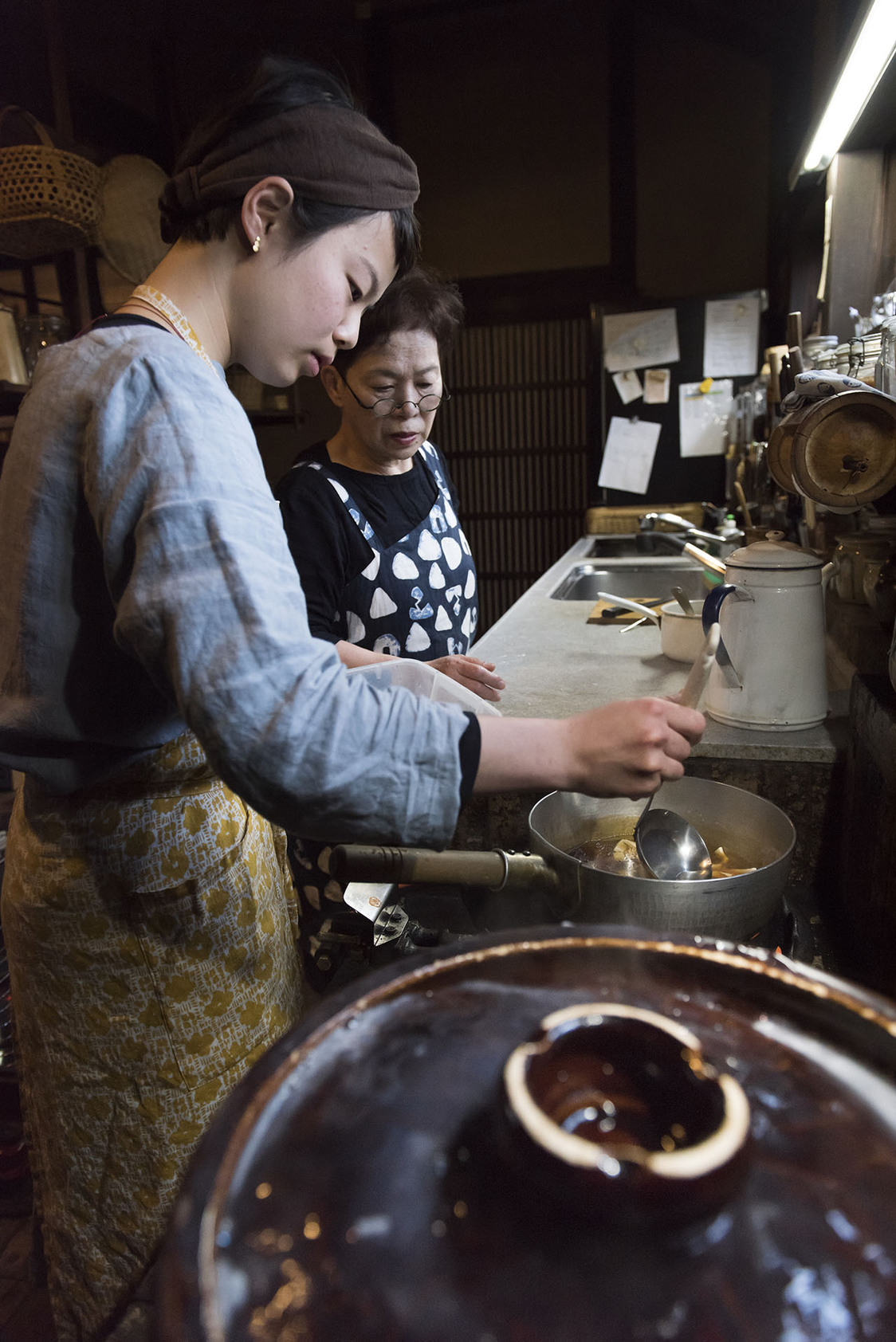 Matsushima Amane (foreground) prepares breakfast under Matsuba’s watchful gaze.