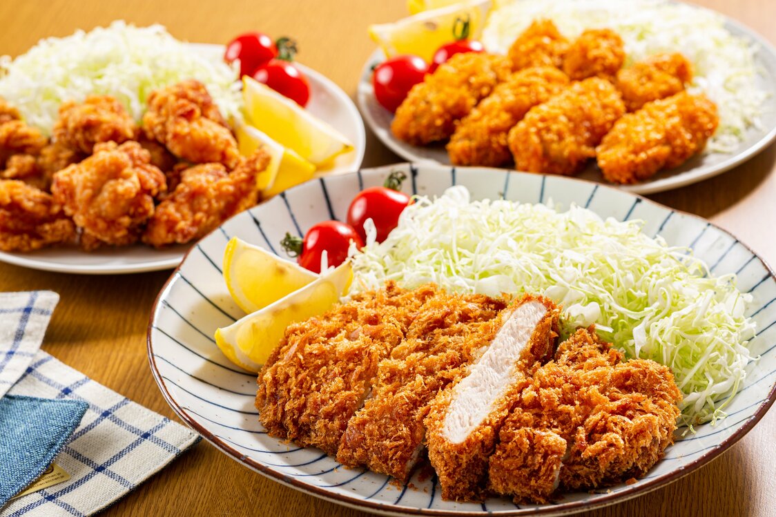 銀座の洋食店「煉瓦亭」で誕生したというカキフライ。トンカツと共に訪日観光客からの人気が高まっているが、日本の家庭では揚げ物を作らなくなっている　PIXTA