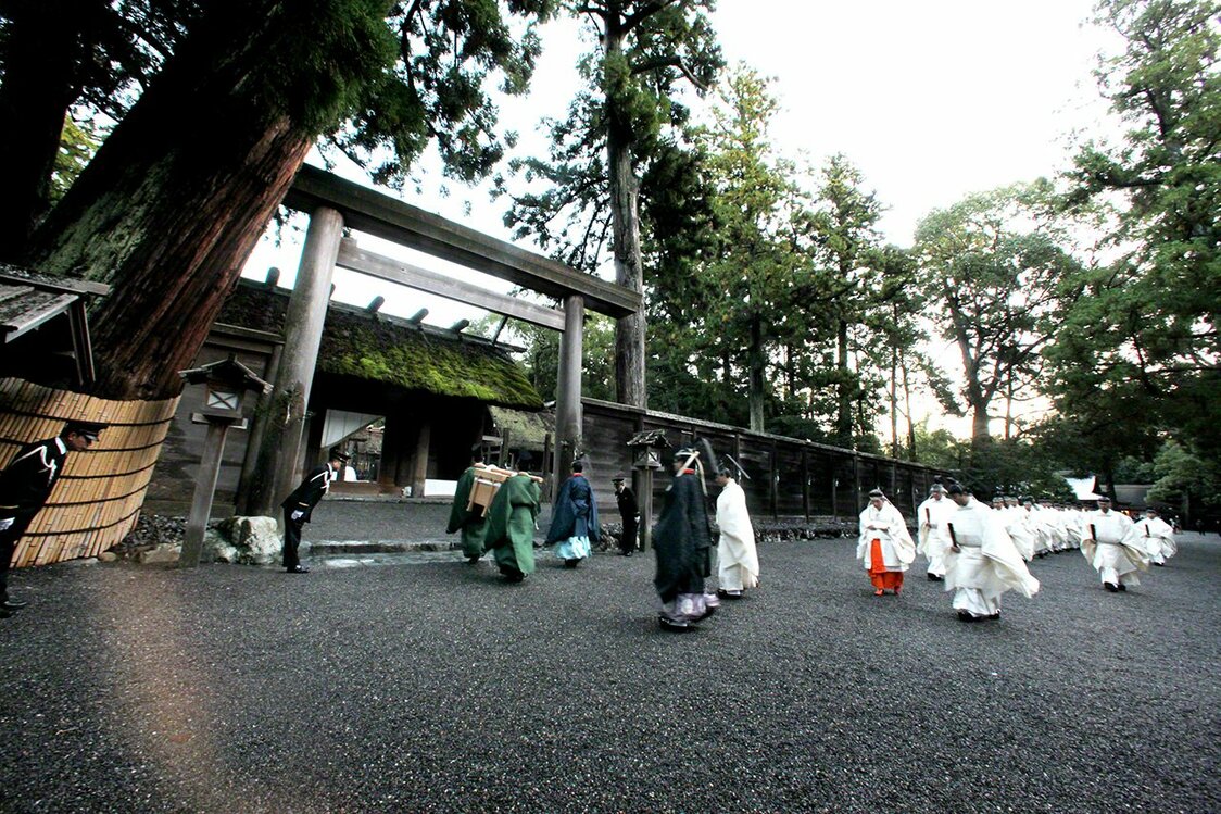 11月23日　新尝祭。这是天皇向天神地祇供奉新谷并亲自食用，感谢神灵赐予丰登的祭祀仪式