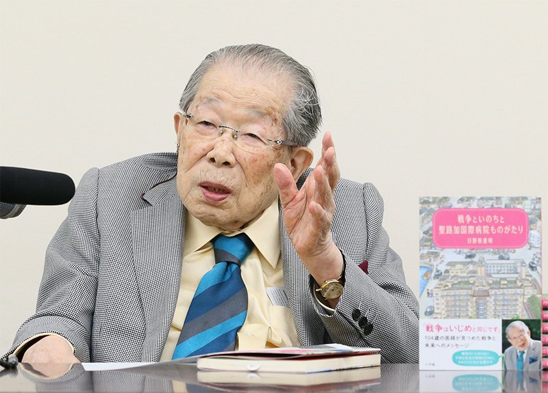 Hinohara Shigeaki durante una rueda de prensa en Tokio en 2015 con motivo de la publicación de uno de sus libros. (© Jiji)