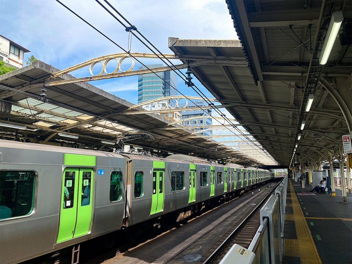 Los pilares que sujetan los tejados y arcos que los conectan, en la estación de Tabata, son en realidad viejos raíles reciclados. (© Gianni Simone)