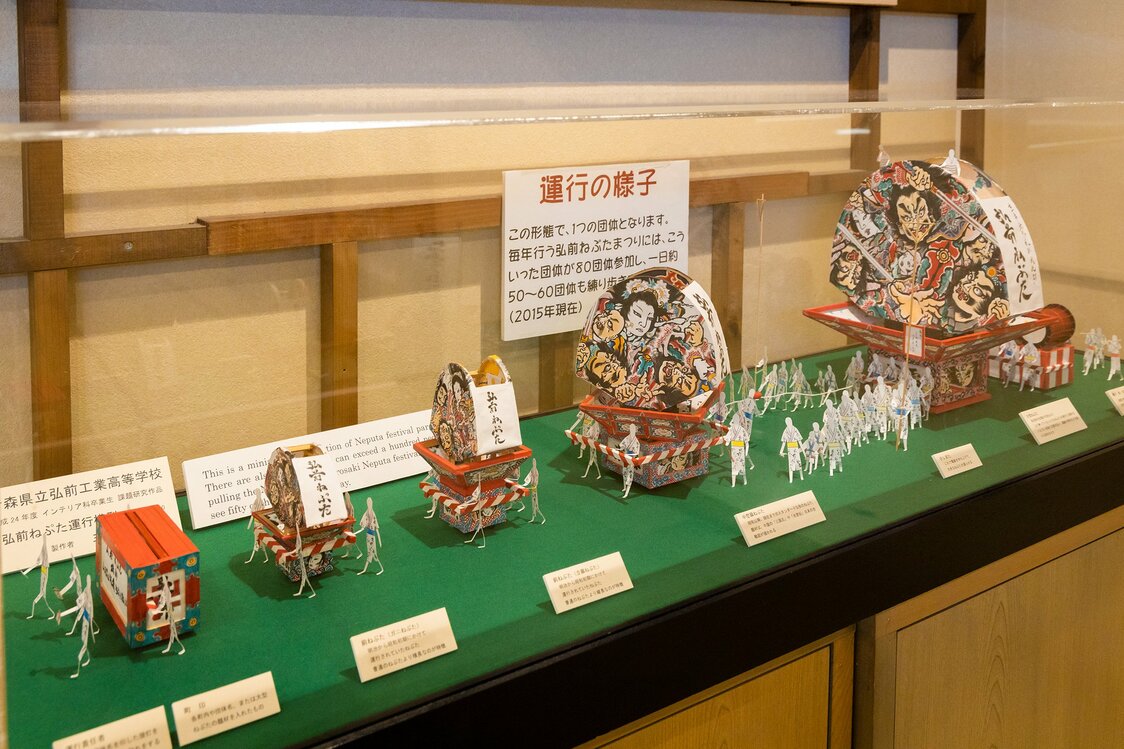 地元の高校生が作成した、ねぷた運行の隊列の模型