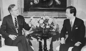 Japanese Prime Minister Kaifu Toshiki meets with US President George H. W. Bush in a New York hotel (September 29, 1990). Photo: Jiji Press Ltd.