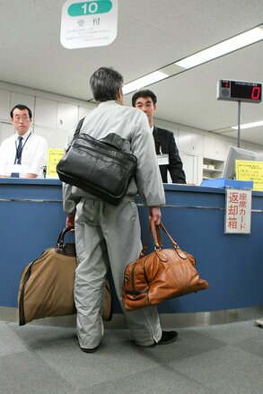 年末緊急相談に訪れた求職者(時事通信)