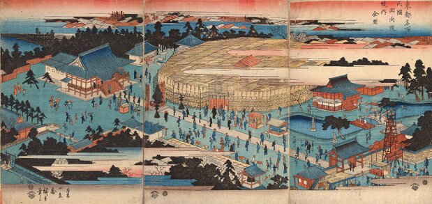 1842（天保13）年　広重筆の『東都名所両国回向院境内全図』（東京都立中央図書館特別文庫室所蔵）は、相撲興行中の風景を描いている。国技館建設以前は、境内南側に場所ごとに大きな仮設会場が作られ、西側の山門横に太鼓櫓が立った。現在の回向院山門は、この絵の左下（北側）付近となる