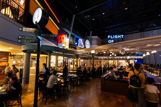 飛行機の翼の下で飲食できるシアトルテラスは入場無料