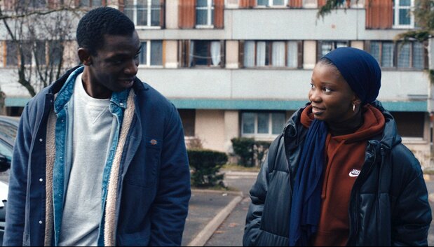 団地育ちの幼なじみできょうだいのようなブラズ(アリストート・ルインドゥラ)とアビー © SRAB FILMS - LYLY FILMS - FRANCE 2 CINÉMA - PANACHE PRODUCTIONS - LA COMPAGNIE CINÉMATOGRAPHIQUE – 2023