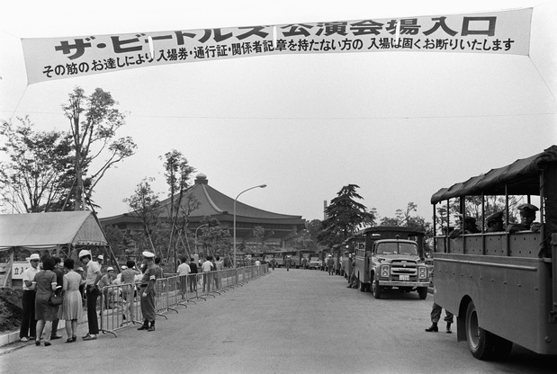 ザ・ビートルズ日本公演の会場入り口。「その筋のお達しにより…」という意味深な文言がおもしろい=1966年6月30日、東京都千代田区の日本武道館(時事)
