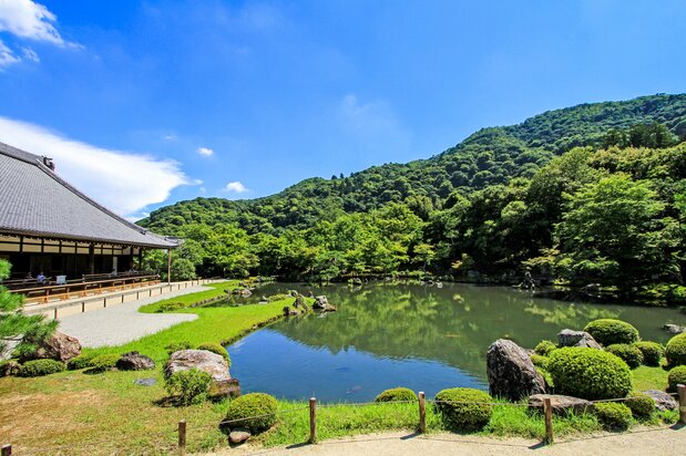 从大方丈旁边的书院(小方丈)眺望的初夏景色。延伸至远处的池水宛如一面明镜,映照出绿意盎然的山峦
