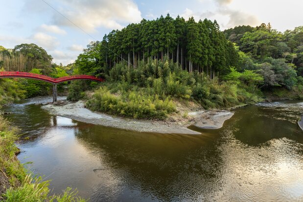 El río Yōrō al atardecer. El recinto se encuentra tras el puente rojo de estilo taikobashi. (© Nippon.com)