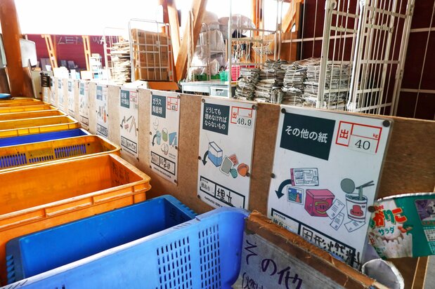 Los carteles muestran qué materiales se reciclan, dónde y en qué se transforman. También se indica qué precios se pagan por los materiales entregados o cuánto se cobra por su venta.