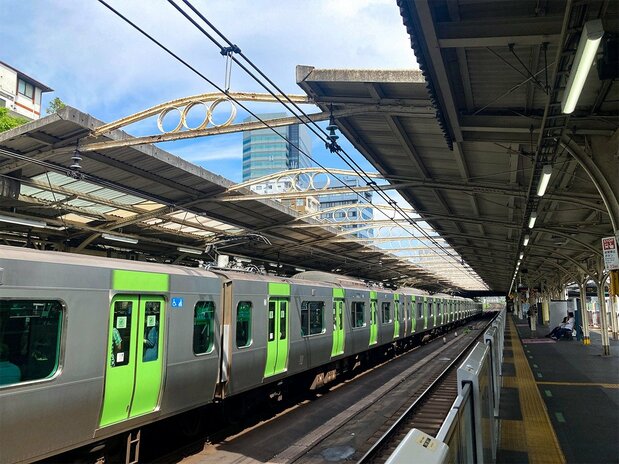 Los pilares que sujetan los tejados y arcos que los conectan, en la estación de Tabata, son en realidad viejos raíles reciclados. (© Gianni Simone)
