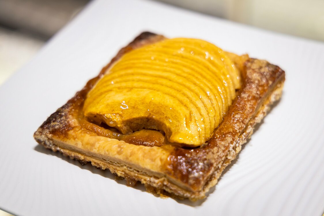 La tarta de manzana de Angélique. Sobre una masa caramelizada y aromática se coloca una mermelada especial y rebanadas de manzana. Incluso su apariencia es fotogénica.