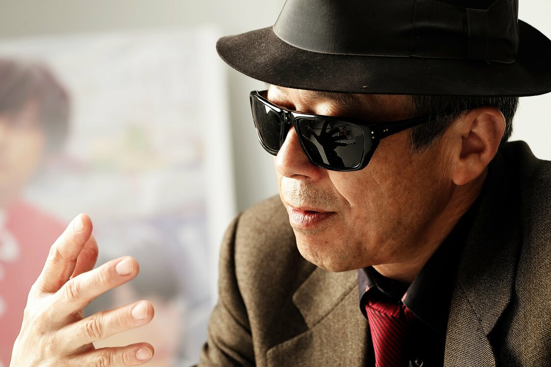 第一印象と違い、寡黙で物腰の柔らかな矢崎仁司監督。服装について訊ねると、「撮影の時も大体こんな感じ。今日のは一張羅ですけどね」と照れ笑い