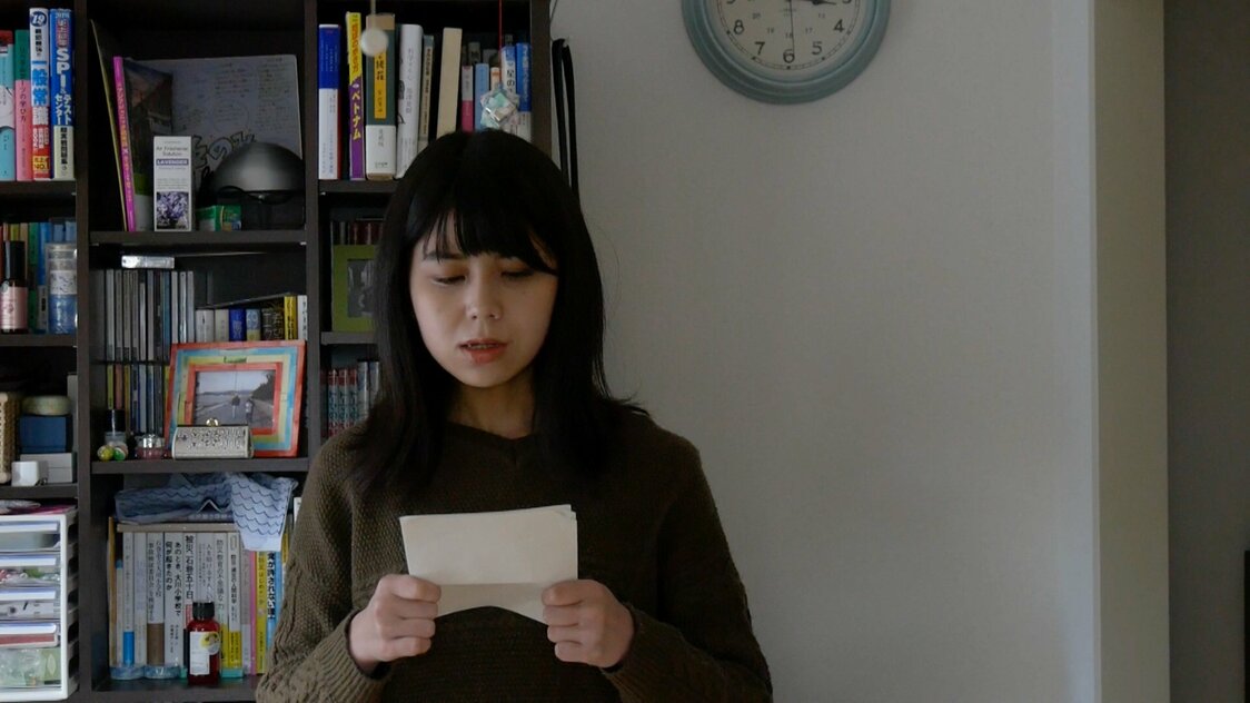 تقرأ المخرجة سلسلة من الرسائل التي كتبتها إلى شقيقتها، في فيلم يصوّر منطقة أوكاوا وسكانها (© ساتو سونومي)