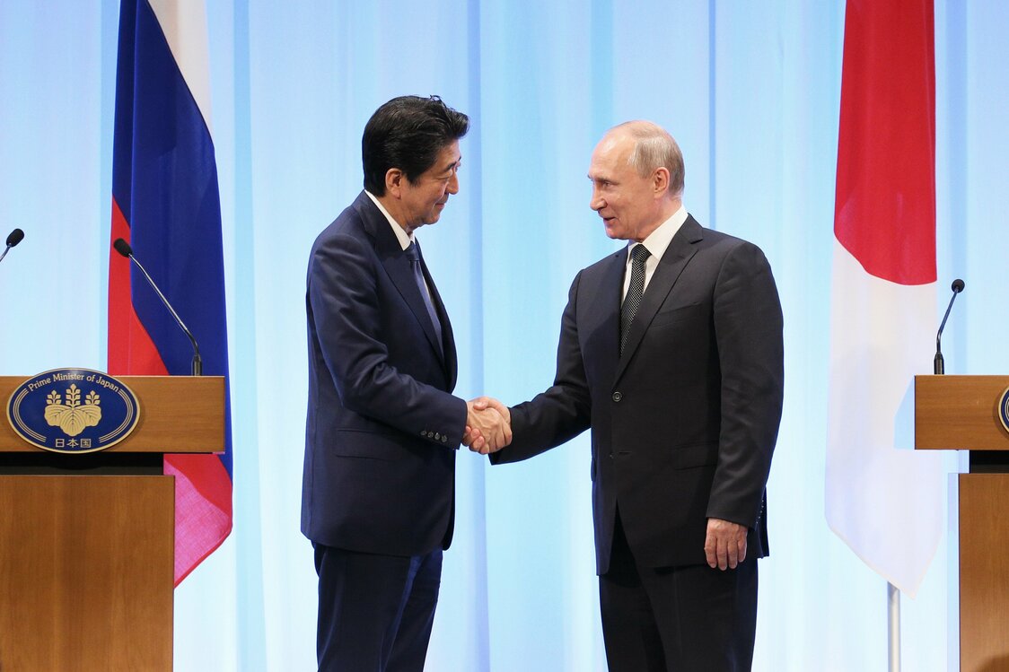El primer ministro Abe Shinzō y el presidente Vladimir Putin se dan la mano al finalizar una conferencia de prensa conjunta entre sus dos países celebrada en el distrito de Chūō en Osaka, el 29 de junio de 2019. (Jiji Press)