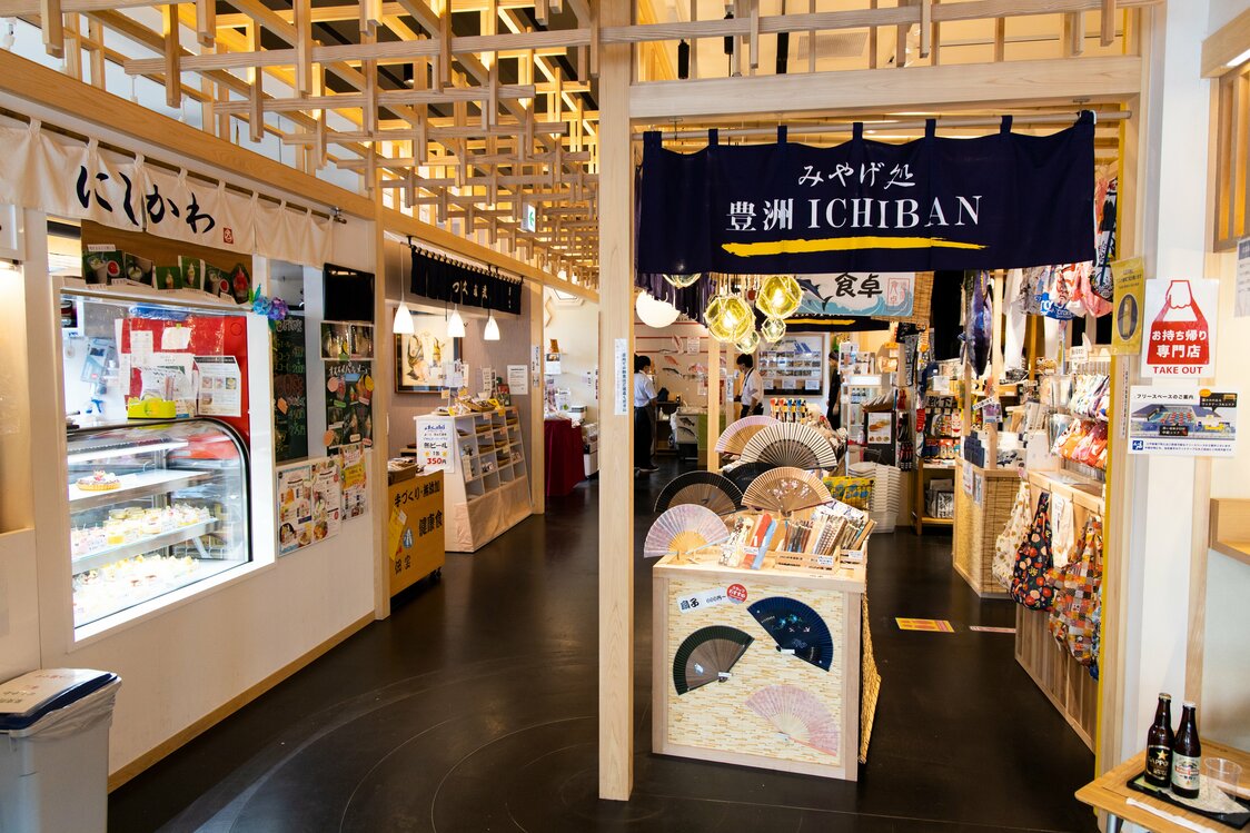 江户前城下町温馨的木质内装。丰洲ICHIBAN就在其入口处