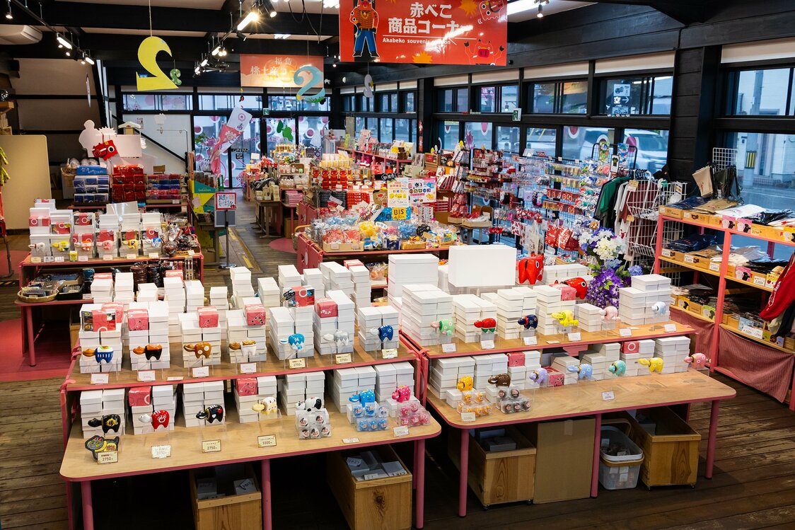 カラフルなべこグッズ数百種類が並ぶ「アカベコランド飯盛山店」