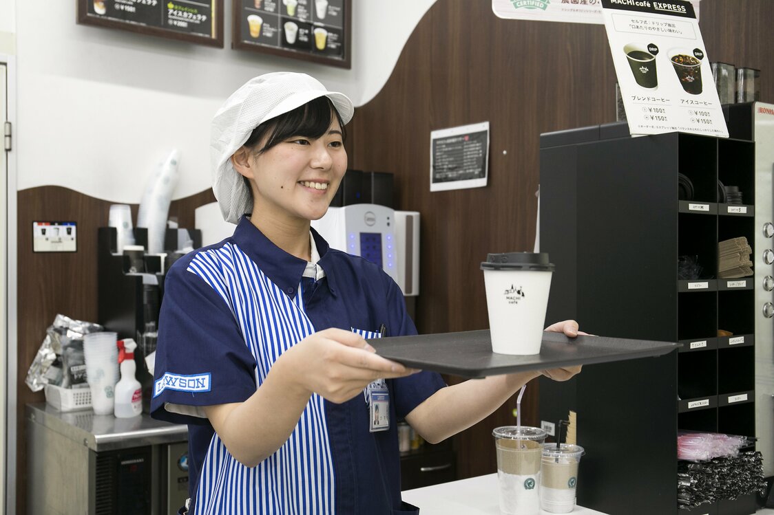 At Lawson Machi Café, employees prepare all the coffee.