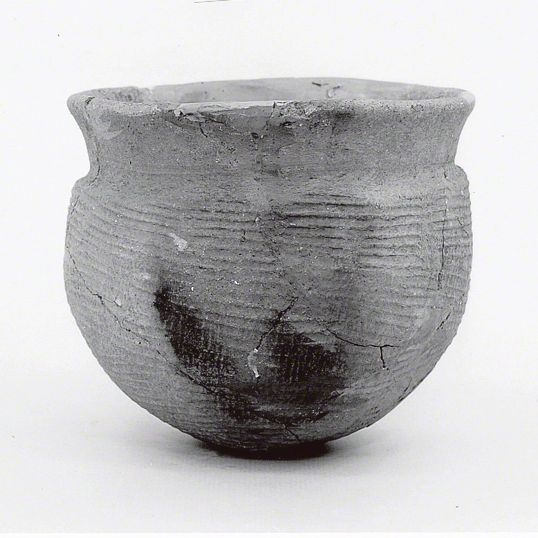 An earthenware vessel found at Site 5. (Courtesy of Munakata Taisha)