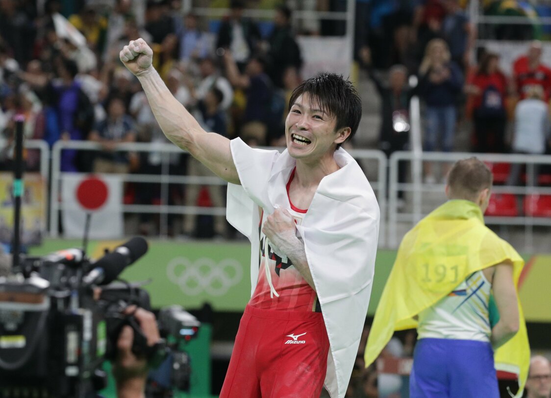 Uchimura celebrates winning his second consecutive individual Olympic all-around gold medal on August 10, 2016, in Rio de Janeiro. (© Jiji)