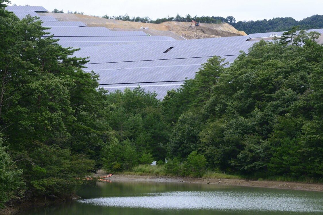 里山を切り開いて造られた太陽光発電施設
