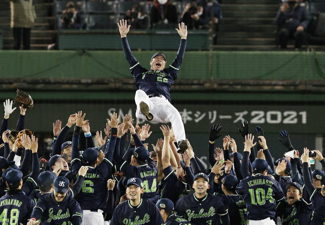 20年ぶり6度目の日本一に輝き、胴上げされるヤクルトの高津臣吾監督＝2021年11月27日、ほっともっとフィールド神戸（時事）