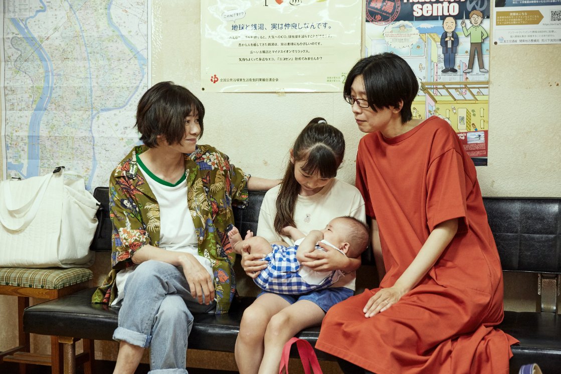 Kanae se reúne con Kanno, amiga de la universidad (Eguchi Noriko), quien le presenta al detective. ©Toyoda Tetsuya / Kōdansha ©2023 Comité de producción de Andā karento