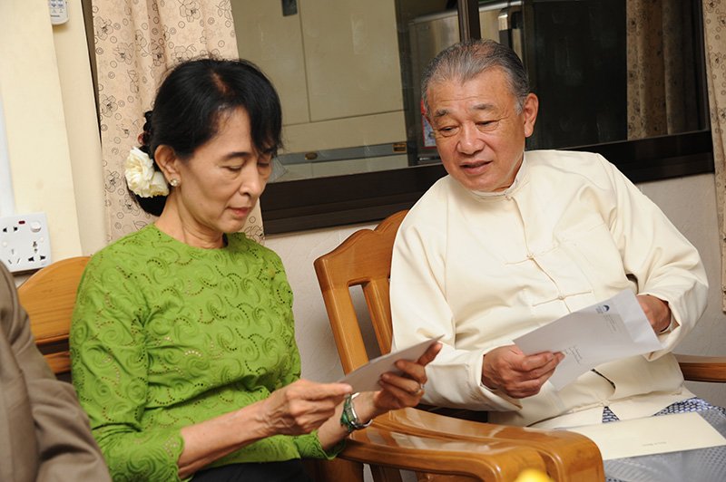 Nippon Foundation Chairman Sasakawa Yōhei giving Aung San Suu Kyi the letter Havel wrote to her shortly before his death. (Photo: Nippon Foundation)