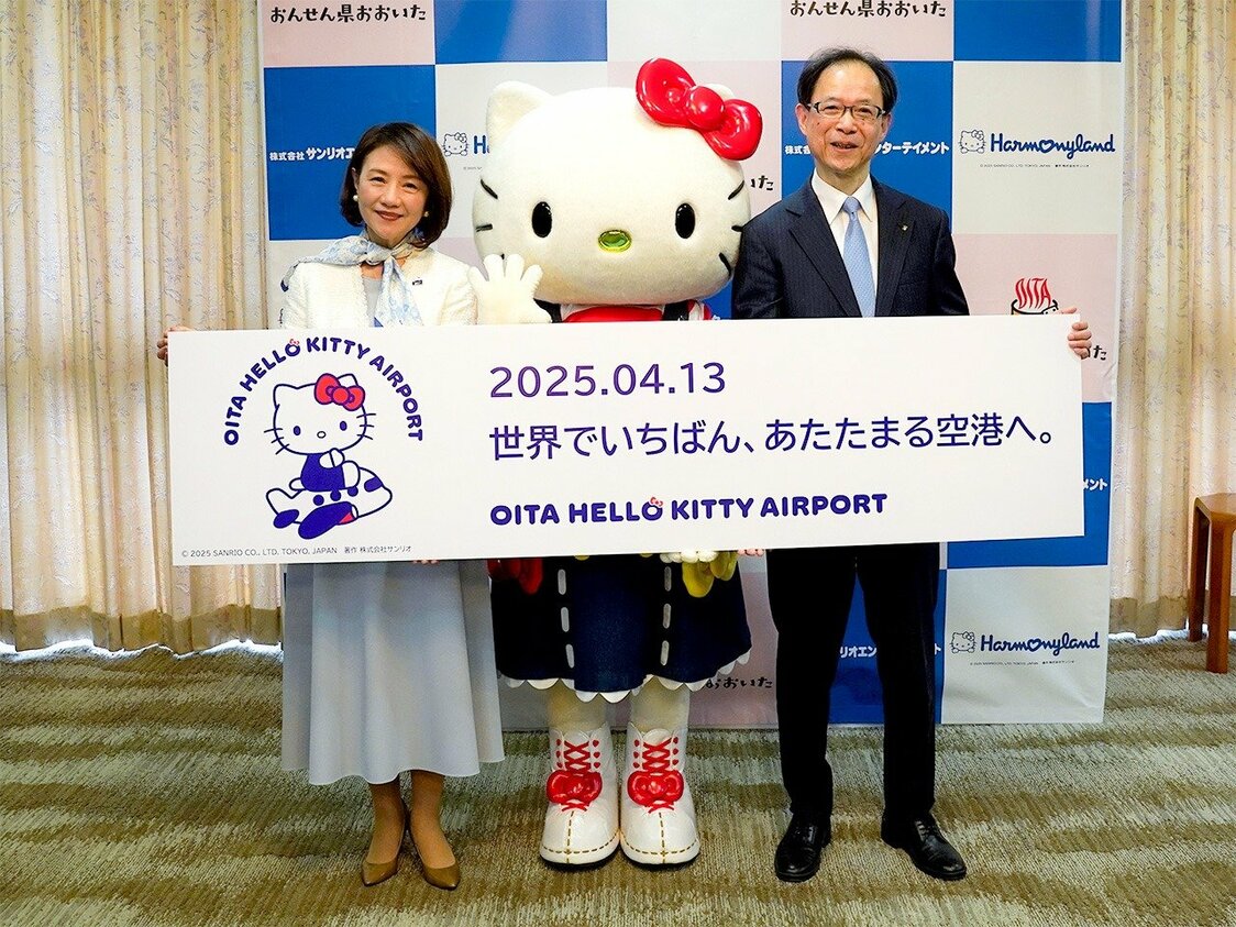 大分県庁で会見したサンリオエンターテイメントの小巻亜矢社長（左）と佐藤樹一郎大分県知事 © 2025 SANRIO CO., LTD. TOKYO, JAPAN  著作 株式会社サンリオ