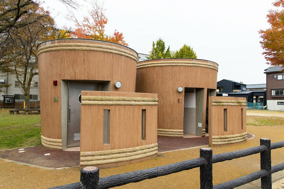 摂田屋公園の「桶のトイレ」。公園内には摂田屋の歴史などを解説する案内板もある
