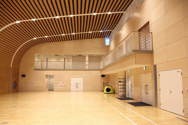 La Rainbow House de Sendai. Grâce à son plafond arrondi, la salle polyvalente ressemble moins à un gymnase scolaire tels que ceux qu’on peut voir dans les abris d’urgence mis en place après le mois de mars 2011.