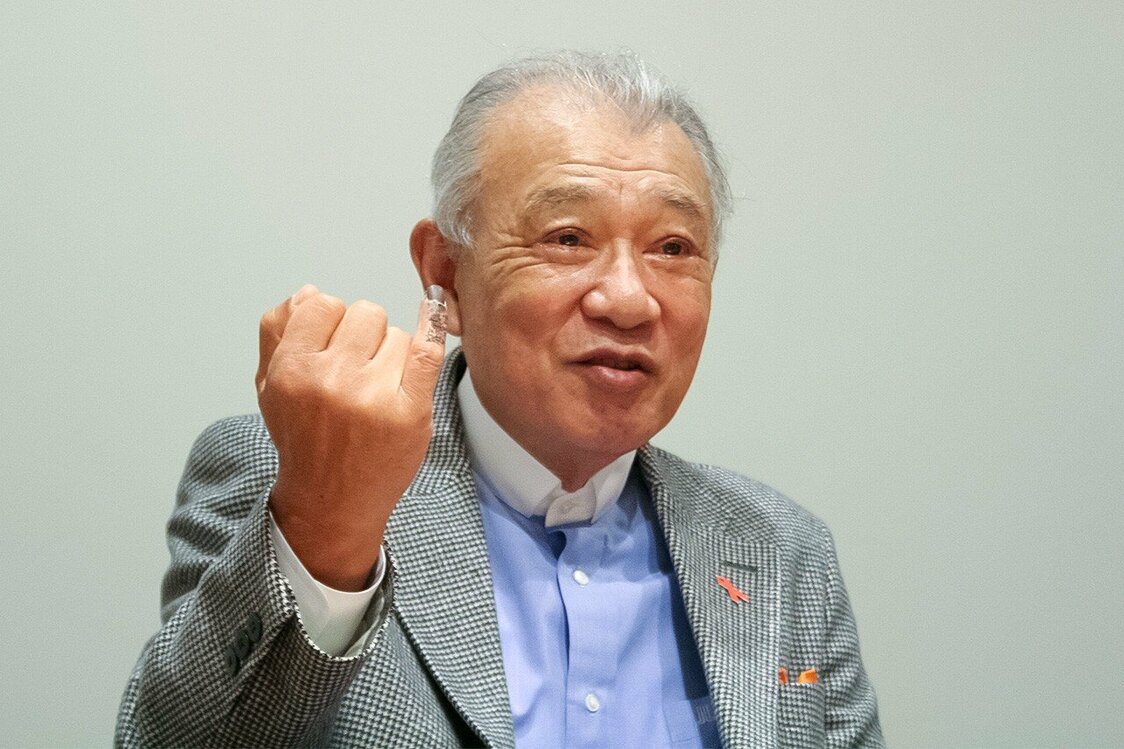 インタビュー中に、右小指についたインクを見せる笹川代表