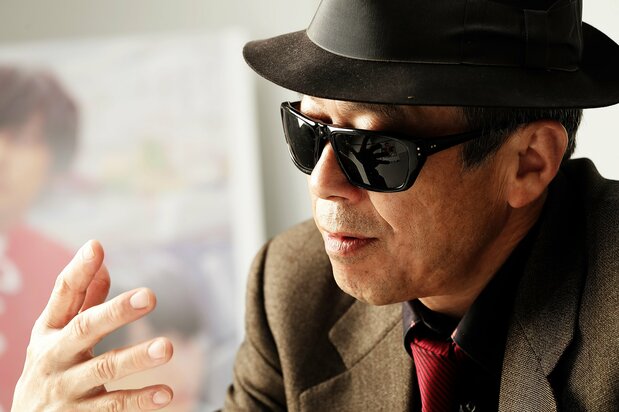 第一印象と違い、寡黙で物腰の柔らかな矢崎仁司監督。服装について訊ねると、「撮影の時も大体こんな感じ。今日のは一張羅だけどね」と照れ笑い