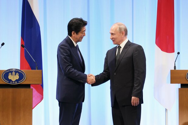 日ロ共同記者発表を終え、握手を交わす安倍晋三首相（左）とロシアのウラジーミル・プーチン大統領＝2019年6月29日、大阪市中央区（時事）