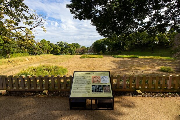 The former site of rice storehouses of the Edo shogunate on the north side of the main compound.