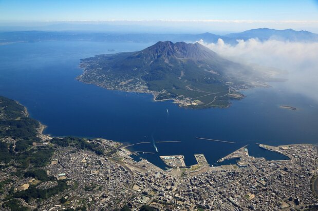 空中俯瞰锦江湾的樱岛和鹿儿岛市的沿岸地区（图片： K.P.V.B）