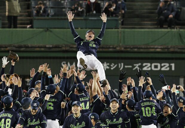 20年ぶり6度目の日本一に輝き、胴上げされるヤクルトの高津臣吾監督=2021年11月27日、ほっともっとフィールド神戸(時事)