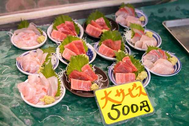 中トロやタイなど、高級刺し身をワンコインで提供