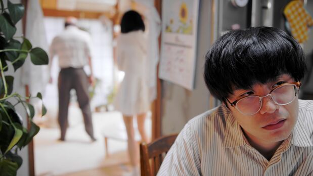 Los vectores de la felicidad de Ichirō cambian cuando llega la extraña pareja... ©2020 PFF Partners (Pia, Horipro, Nikkatsu) / Corporación PFF
