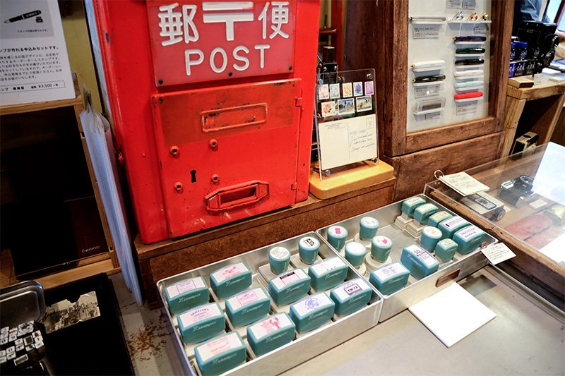 店里还出售邮票，你可以为明信片盖上一个自己喜欢的图章后寄出去
