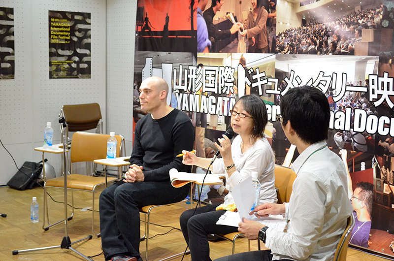 YIDFFインターナショナル・コンペティションで通訳をする山之内さん。