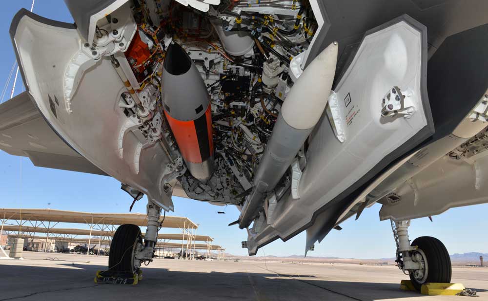 F-35Aに搭載されたB61-12模擬核爆弾（左） Sandia National Laboratories